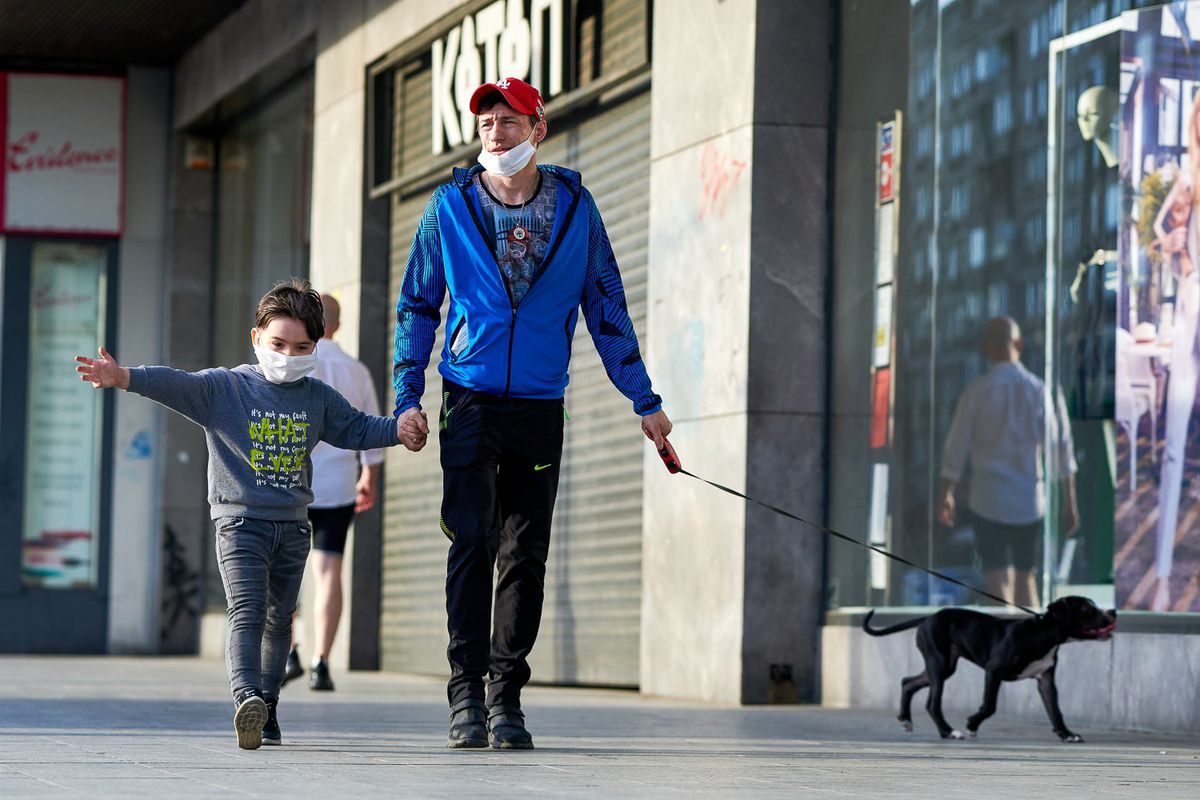 Imagine fabuloasă! Președintele surprins la cumpărături cu mască și în pantaloni scurți