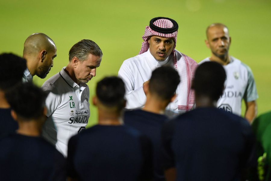 Sursă foto: twitter.com/alahli_fc Noi informații despre situația lui Reghecampf din Arabia Saudită: „Oamenii sunt la fel de dificili ca Gigi Becali. Dacă va fi lăsat, va câștiga un trofeu”