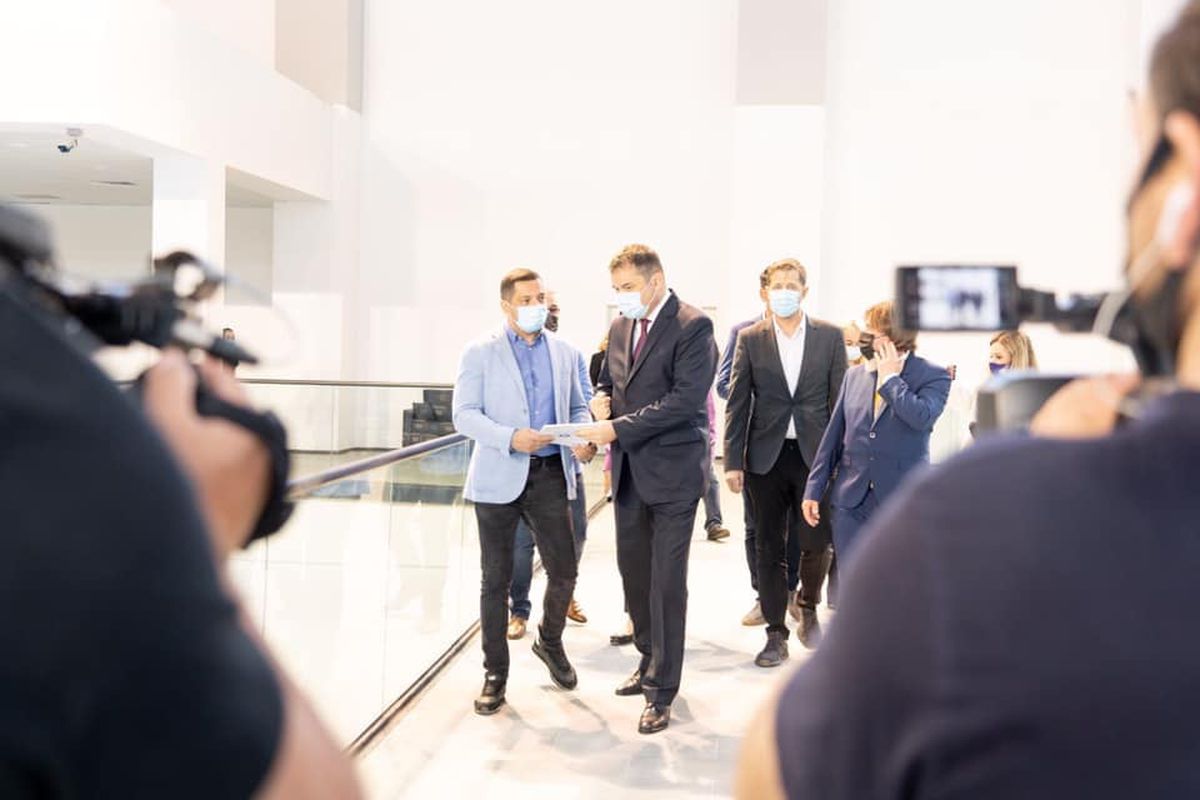 A trecut un an de la recepție, dar complexul de natație din Otopeni n-a fost inaugurat. Peste 11 zile ar trebui să găzduiască Europenele la juniori, cu Popovici cap de afiș!