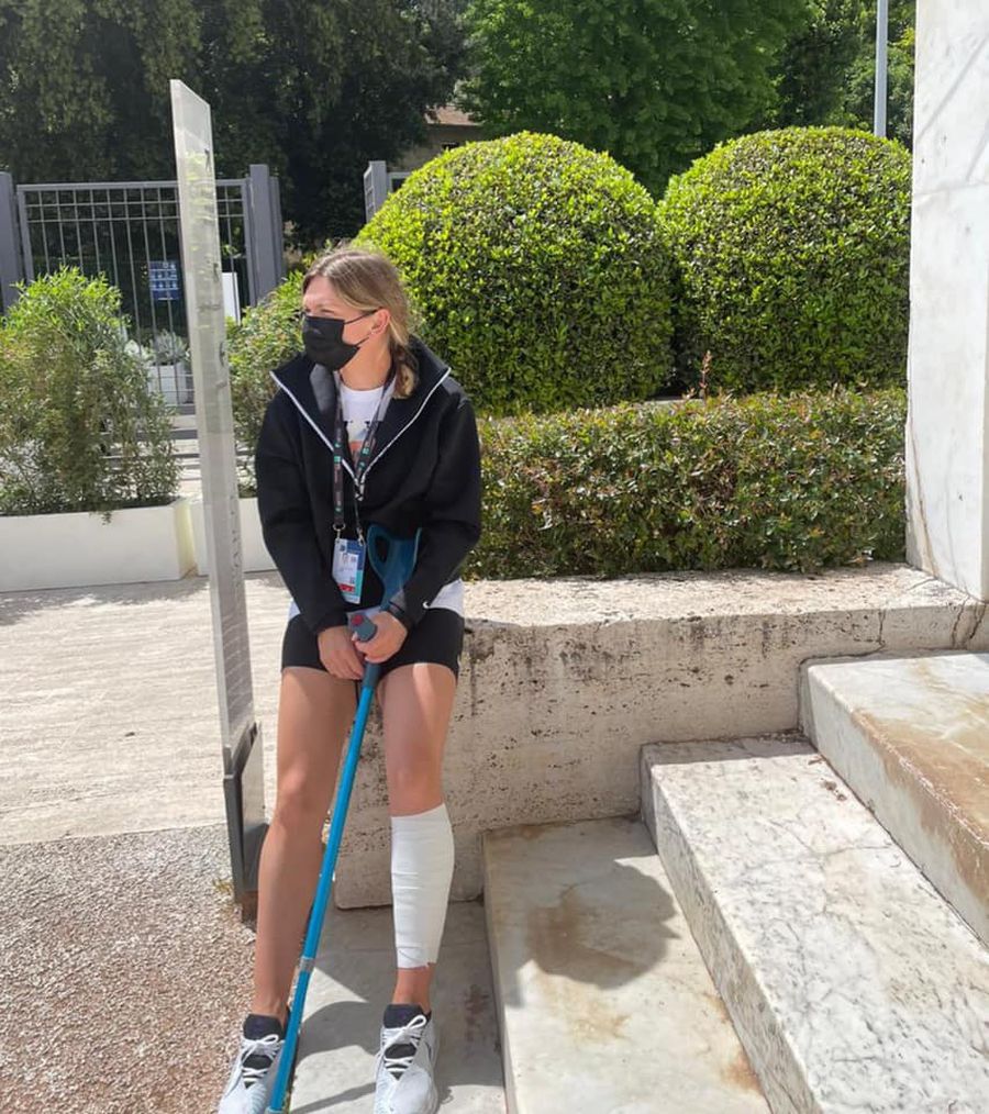 Imaginea durerii. Simona Halep merge ajutându-se de o cârjă după accidentarea de la Roma + Diagnosticul oficial: „Astăzi voi zbura către casă”