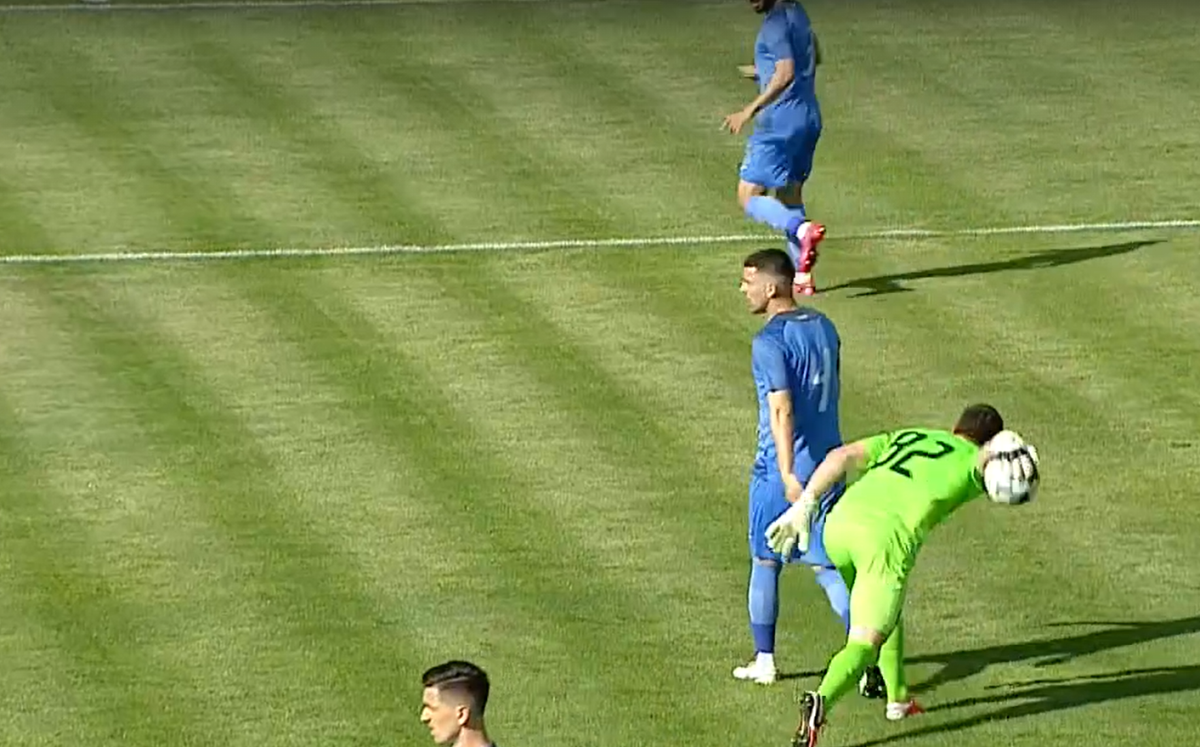 Autogol de la 20 de metri în Clinceni - Botoșani! Fază de cascadorii râsului