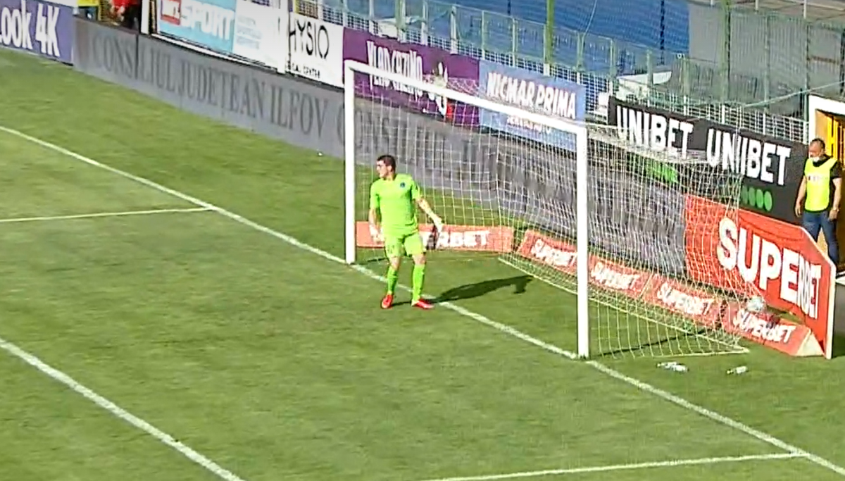 Autogol de la 20 de metri în Clinceni - Botoșani! Fază de cascadorii râsului