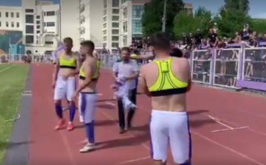 Captură: sport.ro Scandal după barajul de azi din Liga 2! Ultrașii i-au dezbrăcat pe jucători