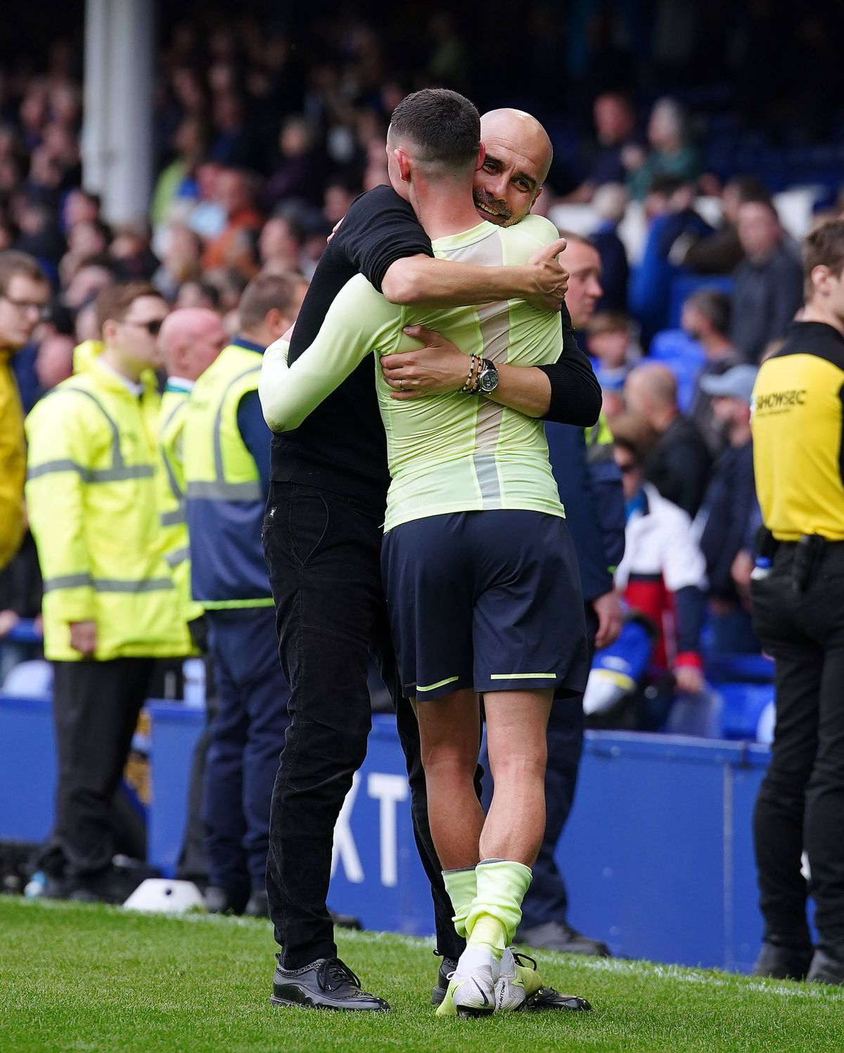 Guardiola s-a dus direct la galerie » Ce semnifică gestul făcut către suporteri