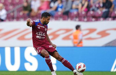 Fostul fundaș de la Arsenal și Manchester City a marcat un gol senzațional » S-a folosit de un pont primit de la un fan pe Instagram