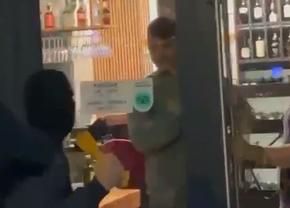 Imagini șocante din Craiova » Ultrașii Farului și cei al lui FCU, în frunte cu „Gogoașă”, prinși într-un bar și atacați cu topoare de rivalii de la CSU