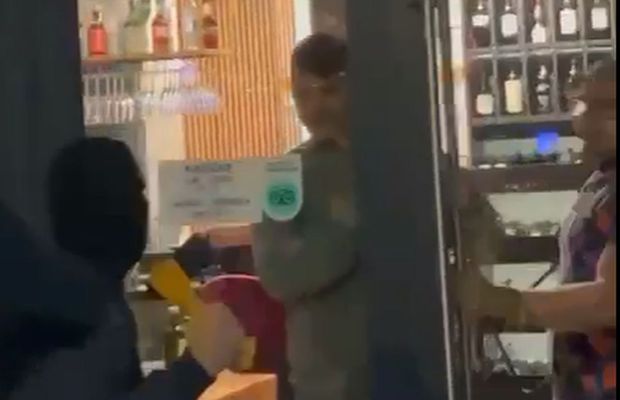 Imagini șocante din Craiova » Ultrașii Farului și cei al lui FCU, în frunte cu „Gogoașă”, prinși într-un bar și atacați cu topoare de rivalii de la CSU