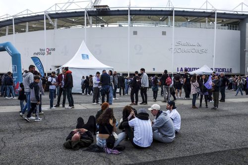 Suporterii evacuați au așteptat în afara stadionului să poată intra din nou // Foto: Imago