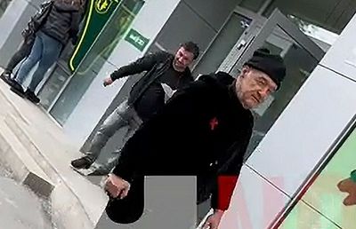 Cum a fost surprins Gigi Becali înaintea derby-ului cu CFR Cluj » A ieșit cu sacoșa de rafie din bancă, însoțit de Luțu