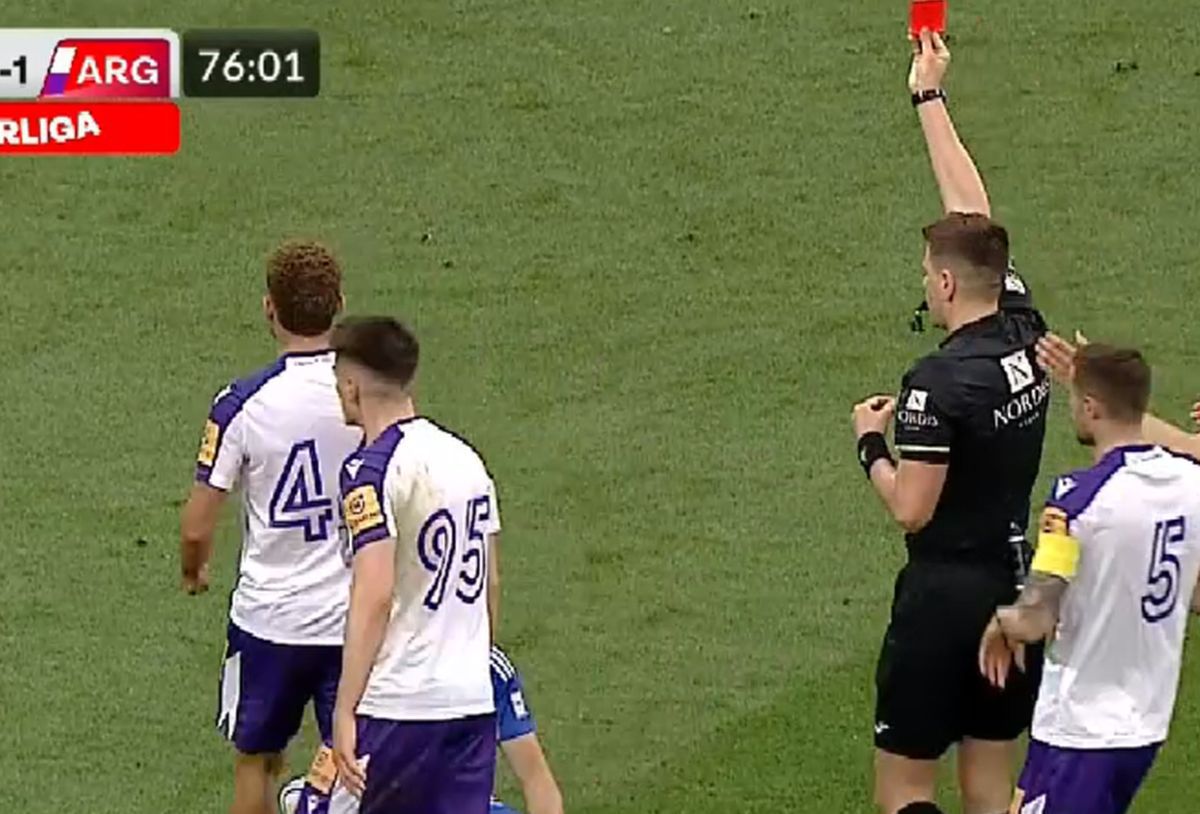 Fază confuză în FCU Craiova - Argeș » Cartonaș roșu anulat după consultarea VAR