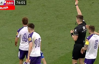 Fază confuză în FCU Craiova - Argeș » Cartonaș roșu anulat după consultarea VAR