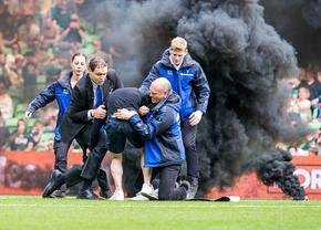 Ultrașii lui Groningen s-au răzbunat pentru retrogradare. Au aruncat fumigene, au invadat terenul. Meciul cu Ajax, suspendat definitiv!