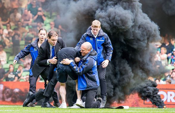 Ultrașii lui Groningen s-au răzbunat pentru retrogradare. Au aruncat fumigene, au invadat terenul. Meciul cu Ajax, suspendat definitiv!