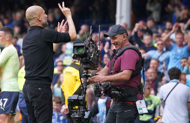 Guardiola s-a dus direct la galerie » Ce semnifică gestul făcut către suporteri