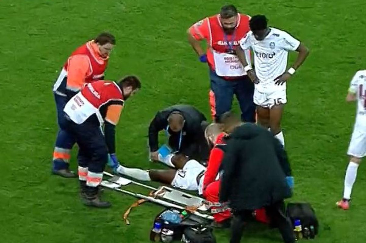 Momente de panică pe Arena Națională » Propriul coleg l-a făcut KO: a rămas prăbușit pe gazon, dar Colțescu NU a oprit jocul!