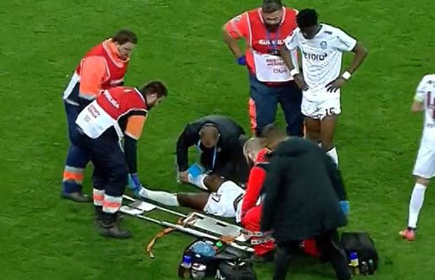 Momente de panică pe Arena Națională » Propriul coleg l-a făcut KO: a rămas prăbușit pe gazon, dar Colțescu NU a oprit jocul!