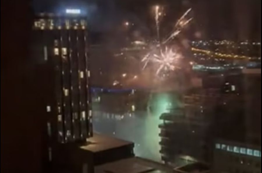 Rachetele au început să bubuie de la ora 2:00 noaptea Epic fail! Un grup de fani ai lui Arsenal a vrut să le facă noaptea albă jucătorilor lui Manchester City. Dar au greșit hotelul