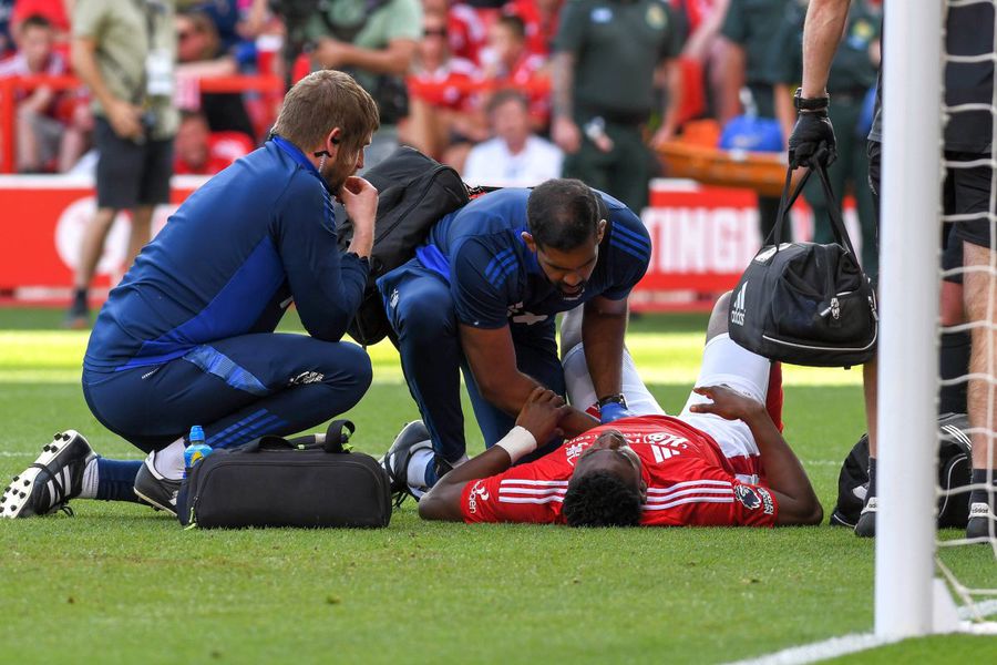 Veşti bune din Premier League » Atacantul lui Nottingham a ieșit din comă și se recuperează