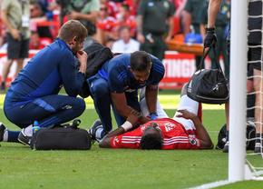 Veste cutremurătoare în Premier League » Fotbalistul este în comă indusă, după accidentarea horror din weekend