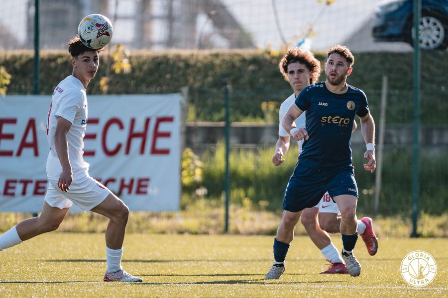 Imagini ULUITOARE: Andrei Ivan a apărut mascat cu perucă, ochelari și șapcă pe un site de casino rival, în timp ce Craiova avea meci în play-off! „Te transferi la FCSB?”