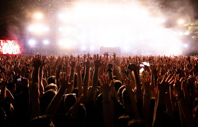 De la stadion la scenă: Ce au în comun marile meciuri și show-urile live