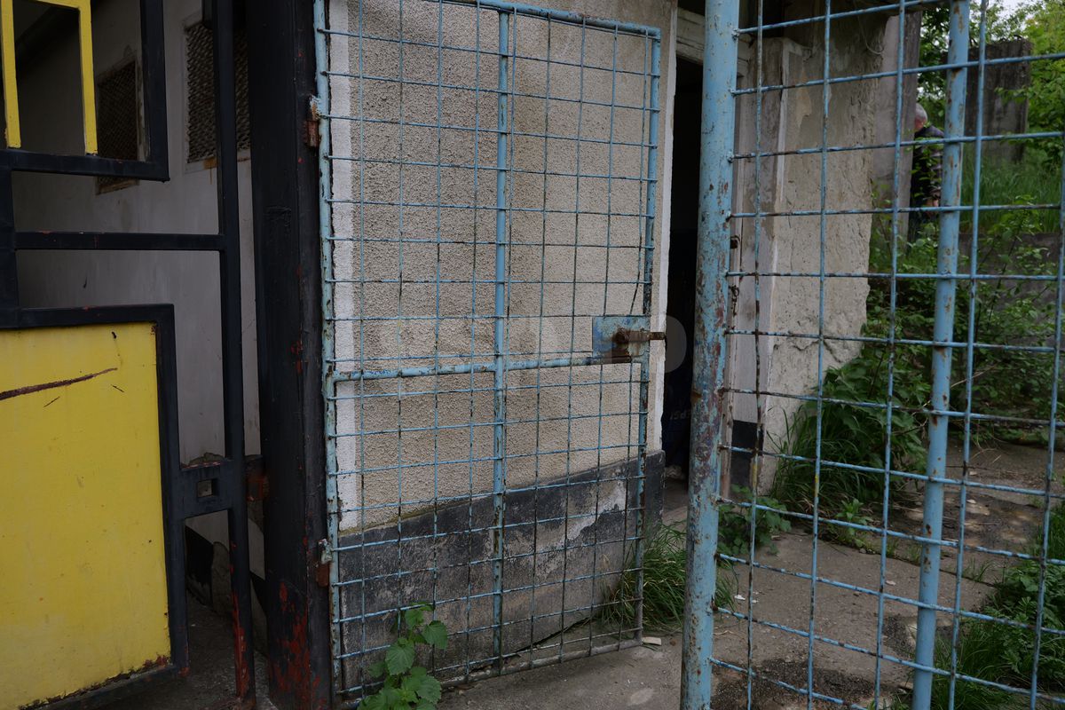 Fotbalul renaște la periferia orașului care dădea echipă în Liga 1 » Vechiul stadion e în paragină, înghițit de natură!