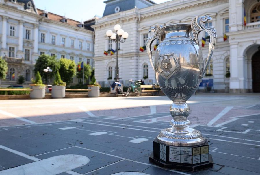Trofeul Cupei României, în centrul orașului Arad / Sursă foto: frf.ro Fotbalul românesc fără licență