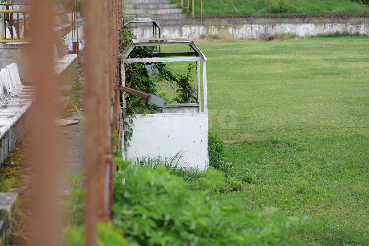 Fotbalul renaște la periferia orașului care dădea echipă în Liga 1 » Vechiul stadion e în paragină, înghițit de natură!