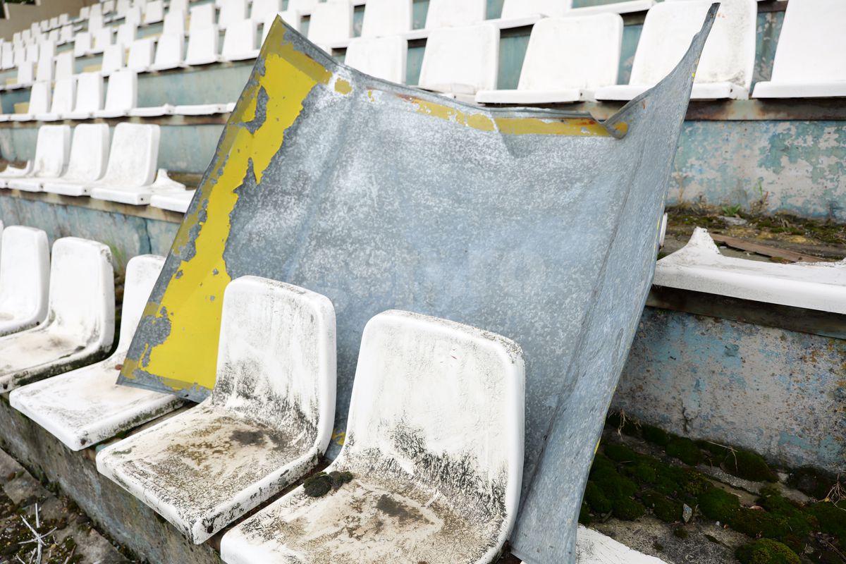 Fotbalul renaște la periferia orașului care dădea echipă în Liga 1 » Vechiul stadion e în paragină, înghițit de natură!