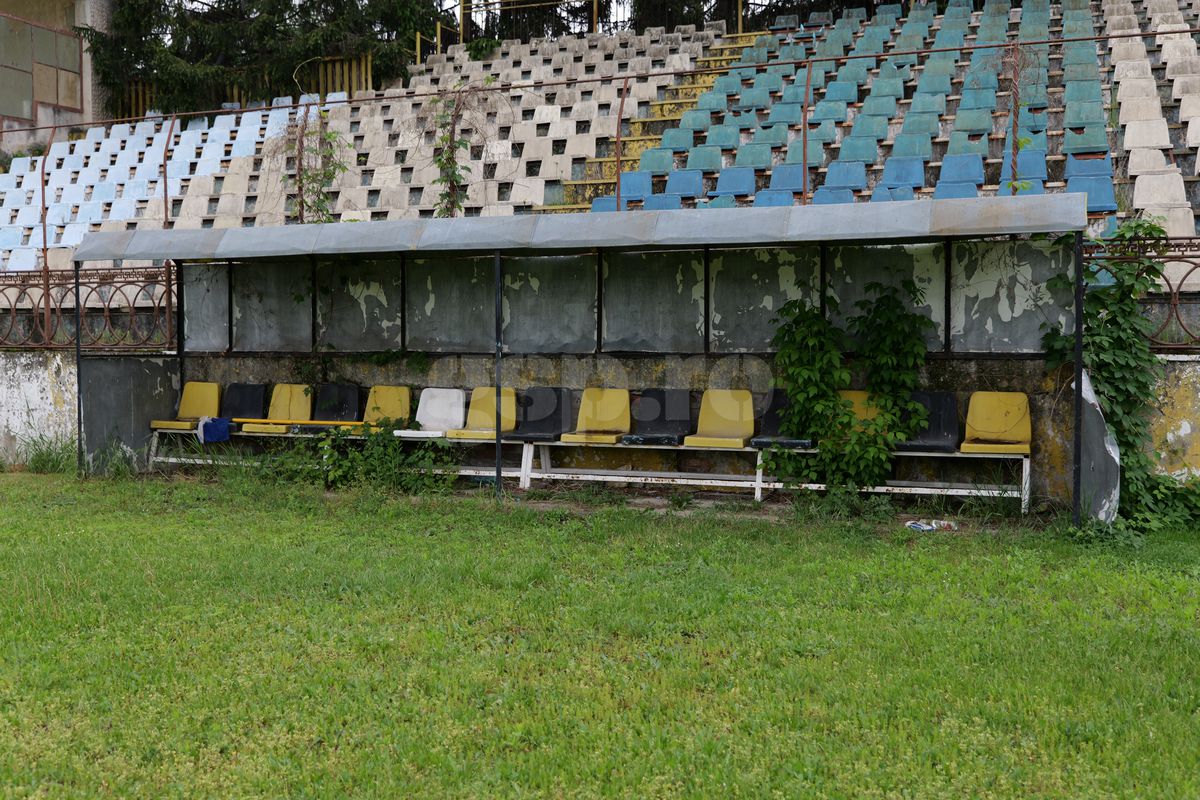 Fotbalul renaște la periferia orașului care dădea echipă în Liga 1 » Vechiul stadion e în paragină, înghițit de natură!