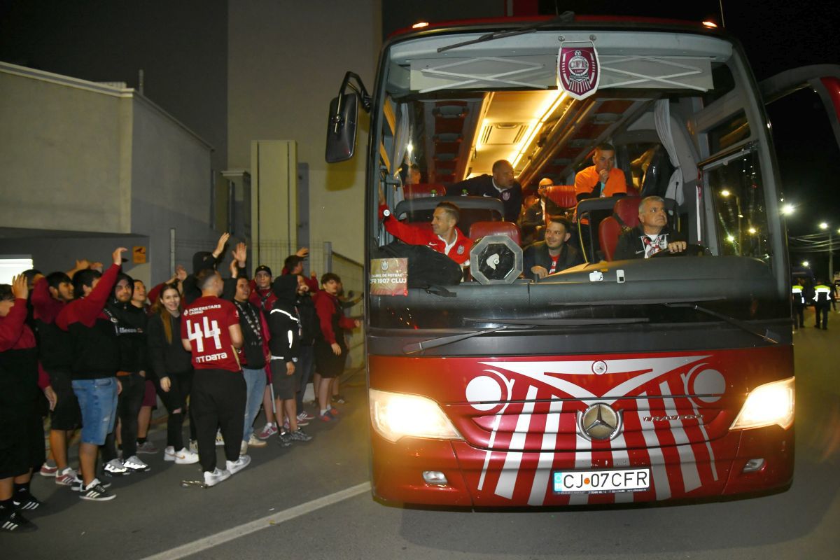 Imagini tari surprinse de GSP în autocarul CFR-ului: „S-audă Europa, CFR-ul a luat Cupa!” » Camora și jucătorii cântă și dansează, Louis Munteanu cu look a la Lamine Yamal