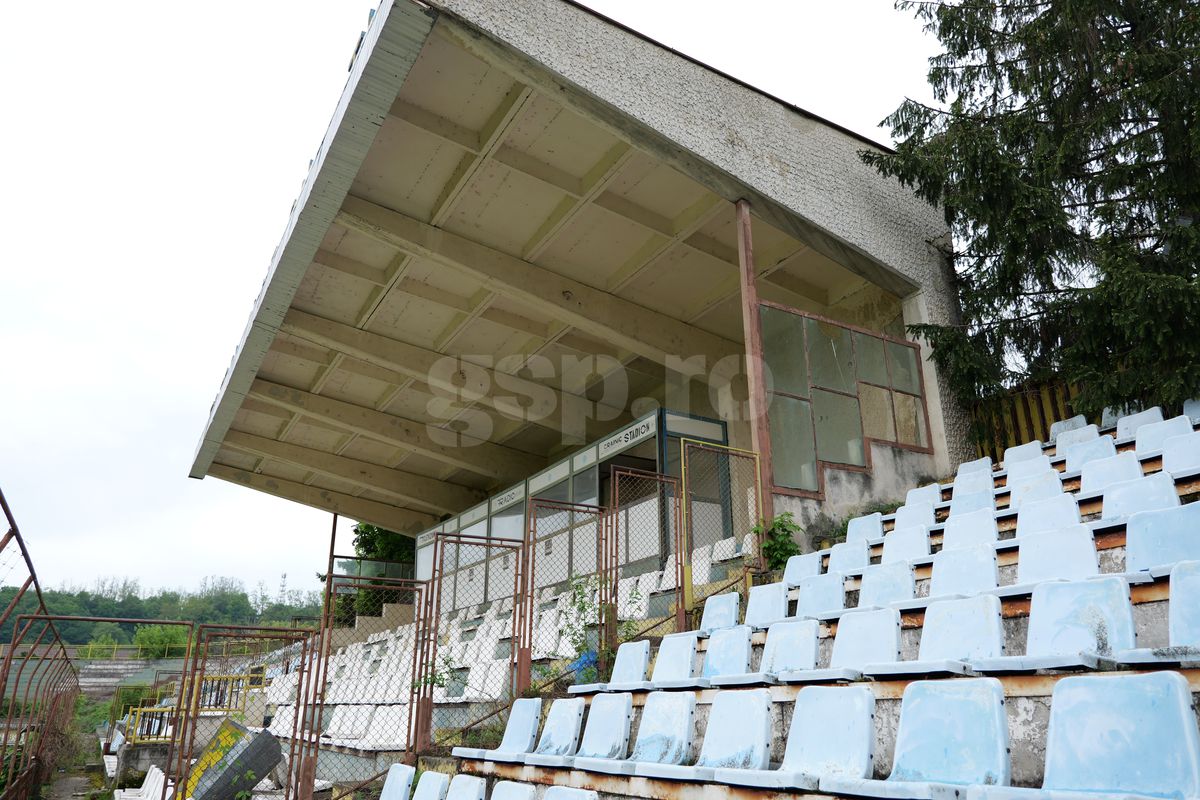 Fotbalul renaște la periferia orașului care dădea echipă în Liga 1 » Vechiul stadion e în paragină, înghițit de natură!