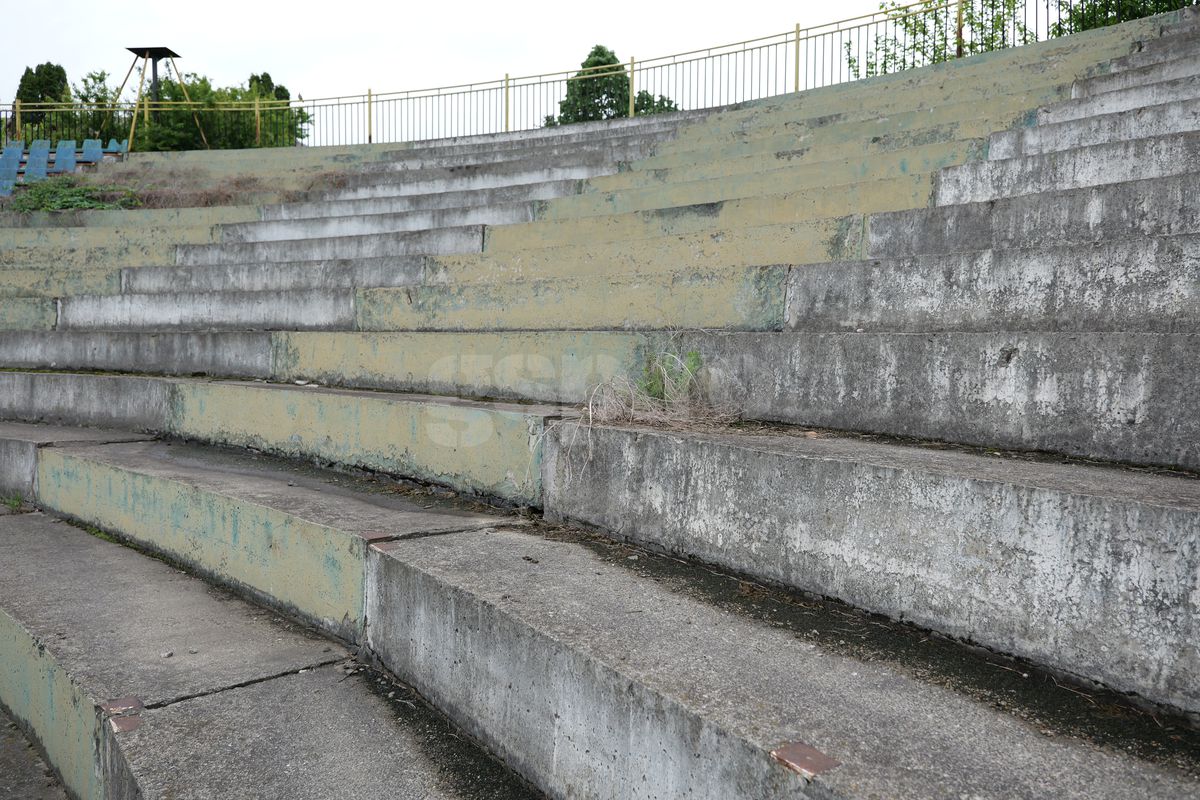 Fotbalul renaște la periferia orașului care dădea echipă în Liga 1 » Vechiul stadion e în paragină, înghițit de natură!