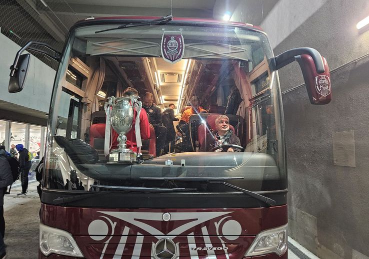 CFR Cluj, petrecere cu bașii dați tare în autocar, după câștigarea Cupei României / FOTO: Cristi Preda (GSP)