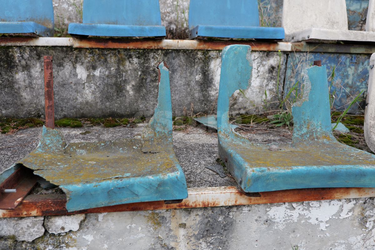 Fotbalul renaște la periferia orașului care dădea echipă în Liga 1 » Vechiul stadion e în paragină, înghițit de natură!