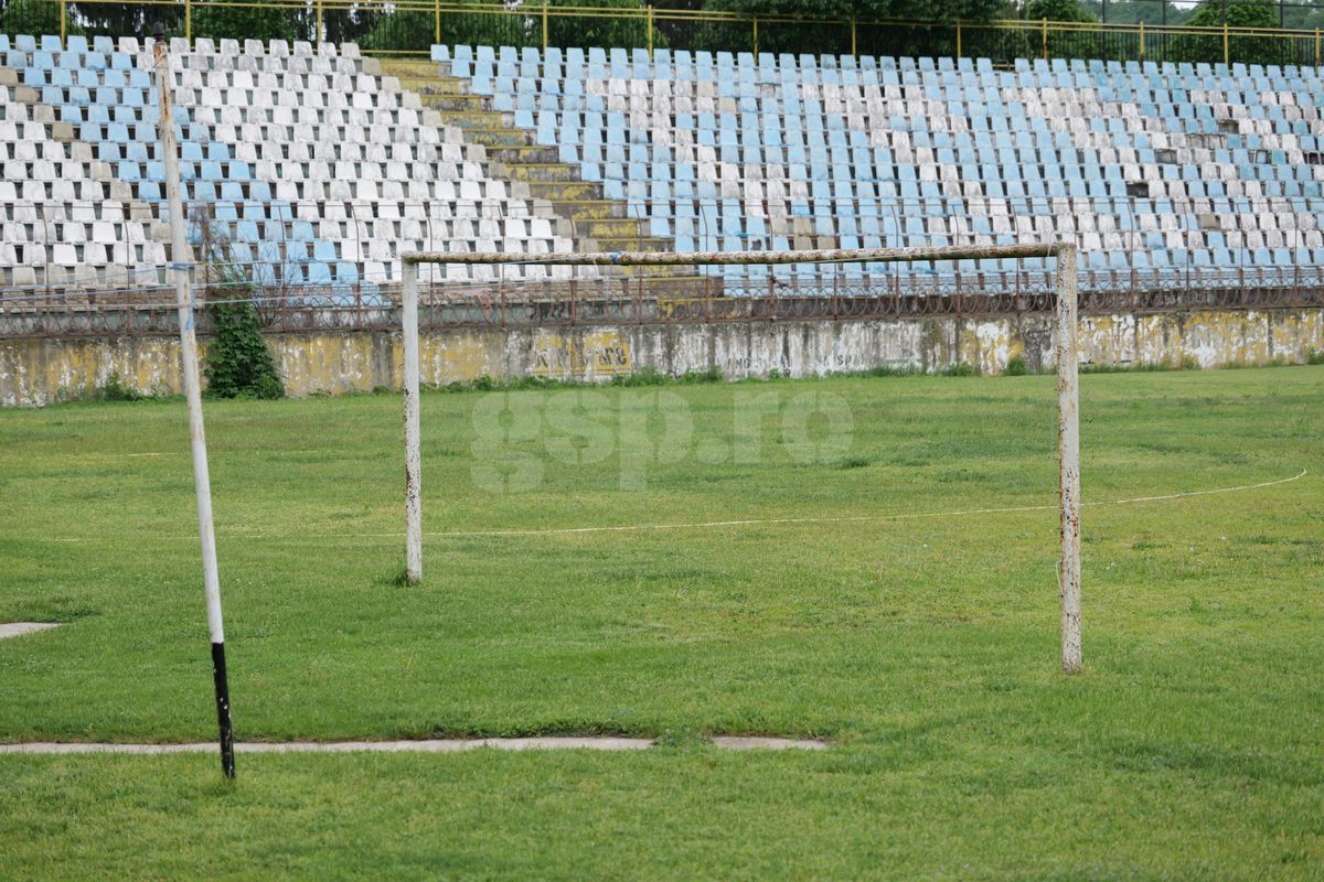Fotbalul renaște la periferia orașului care dădea echipă în Liga 1 » Vechiul stadion e în paragină, înghițit de natură!