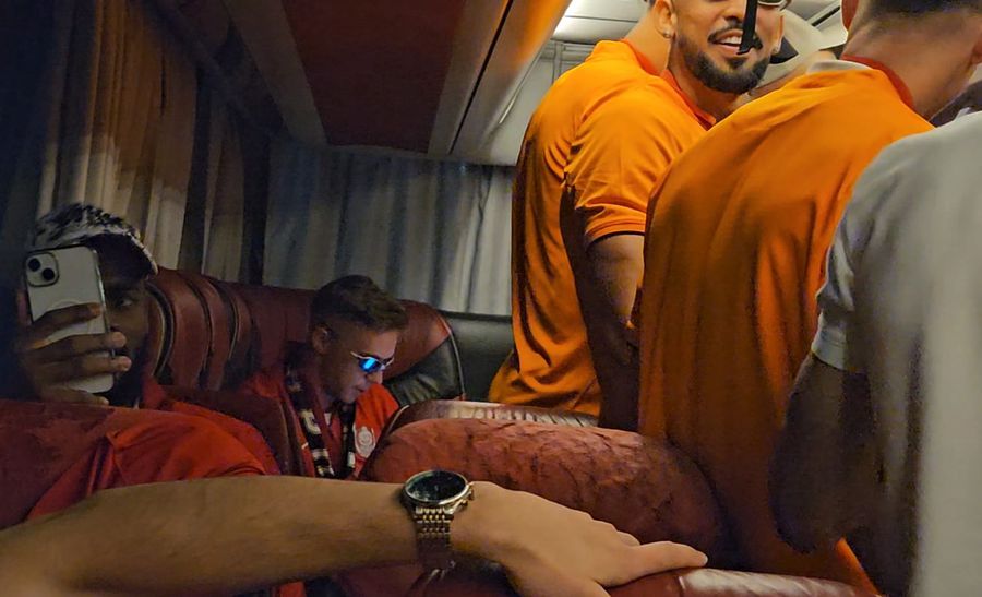Imagini tari surprinse de GSP în autocarul CFR-ului: „S-audă Europa, CFR-ul a luat Cupa!” » Camora și jucătorii cântă și dansează, Louis Munteanu cu look a la Lamine Yamal