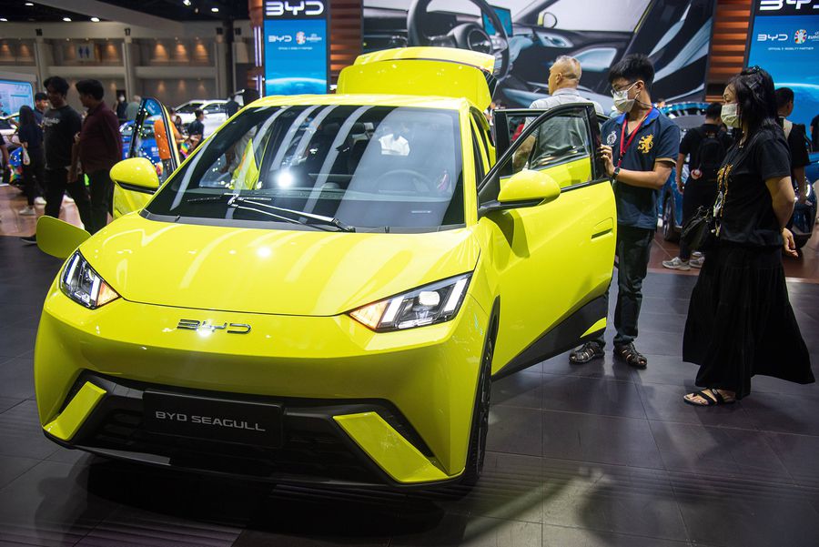 Se ridică mega-fabrica misterioasă a Chinei! O fortăreață mai mare decât orașul San Francisco: 1 milion de mașini, un stadion și un coșmar pentru Tesla