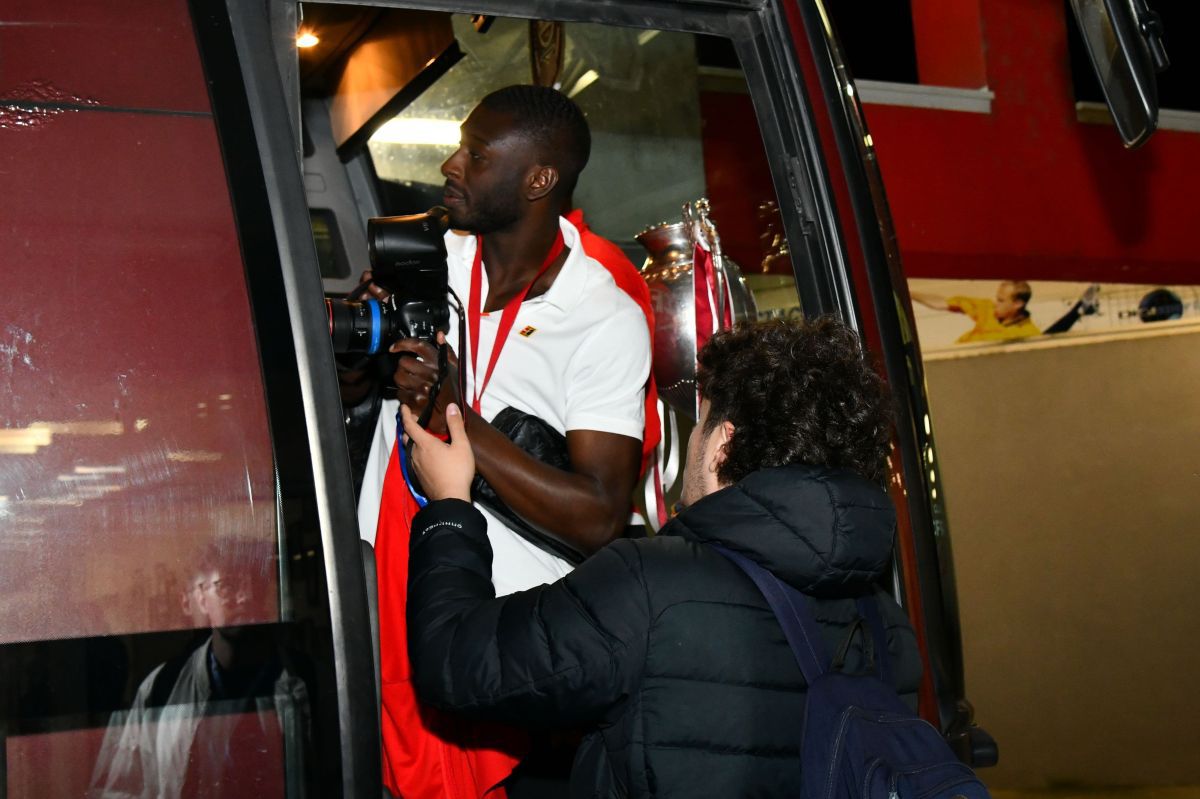 Imagini tari surprinse de GSP în autocarul CFR-ului: „S-audă Europa, CFR-ul a luat Cupa!” » Camora și jucătorii cântă și dansează, Louis Munteanu cu look a la Lamine Yamal