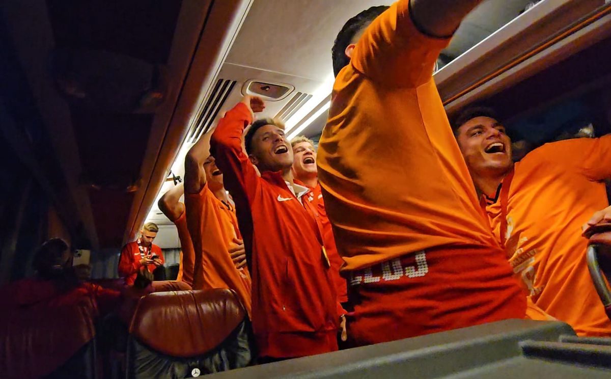 Imagini tari surprinse de GSP în autocarul CFR-ului: „S-audă Europa, CFR-ul a luat Cupa!” » Camora și jucătorii cântă și dansează, Louis Munteanu cu look a la Lamine Yamal