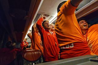 Imagini tari surprinse de GSP în autocarul CFR-ului: „S-audă Europa, CFR-ul a luat Cupa!” » Camora și jucătorii cântă și dansează, Louis Munteanu cu look a la Lamine Yamal