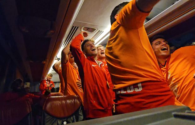 Imagini tari surprinse de GSP în autocarul CFR-ului: „S-audă Europa, CFR-ul a luat Cupa!” » Camora și jucătorii cântă și dansează, Louis Munteanu cu look a la Lamine Yamal