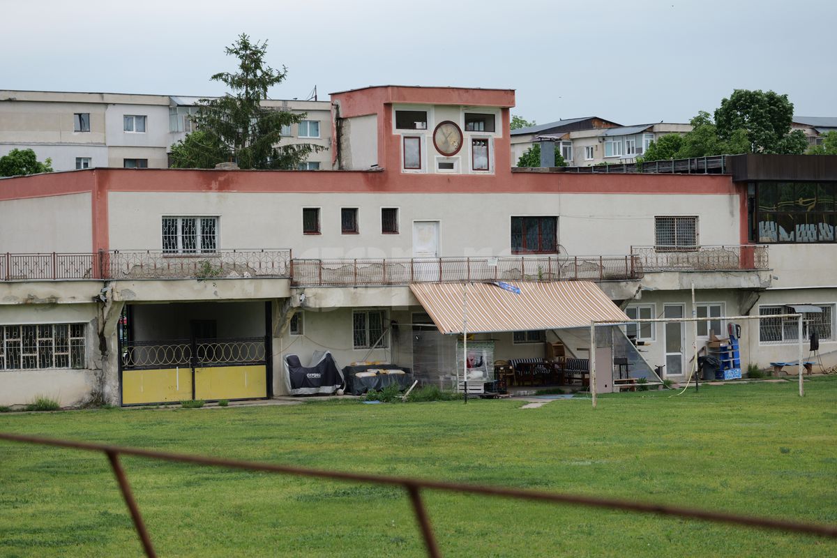 Fotbalul renaște la periferia orașului care dădea echipă în Liga 1 » Vechiul stadion e în paragină, înghițit de natură!