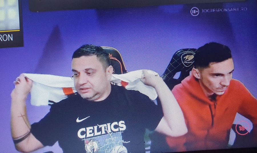 Imagini ULUITOARE: Andrei Ivan a apărut mascat cu perucă, ochelari și șapcă pe un site de casino rival, în timp ce Craiova avea meci în play-off! „Te transferi la FCSB?”