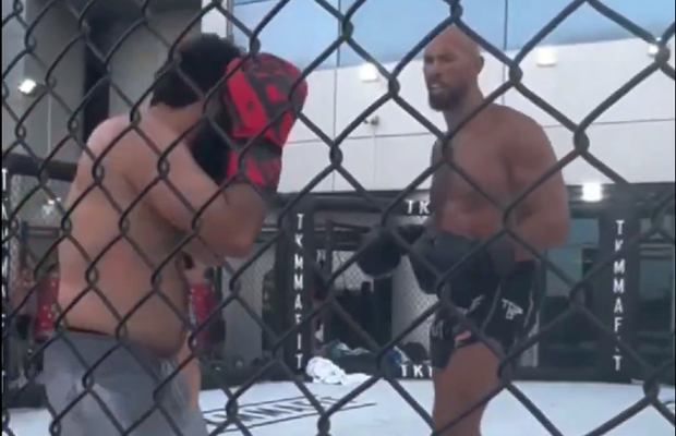 Altă controversă! Andrew Tate s-a bătut cu 60 de bărbați fără experiență într-o seară la Dubai: „Erau carne de tun!”