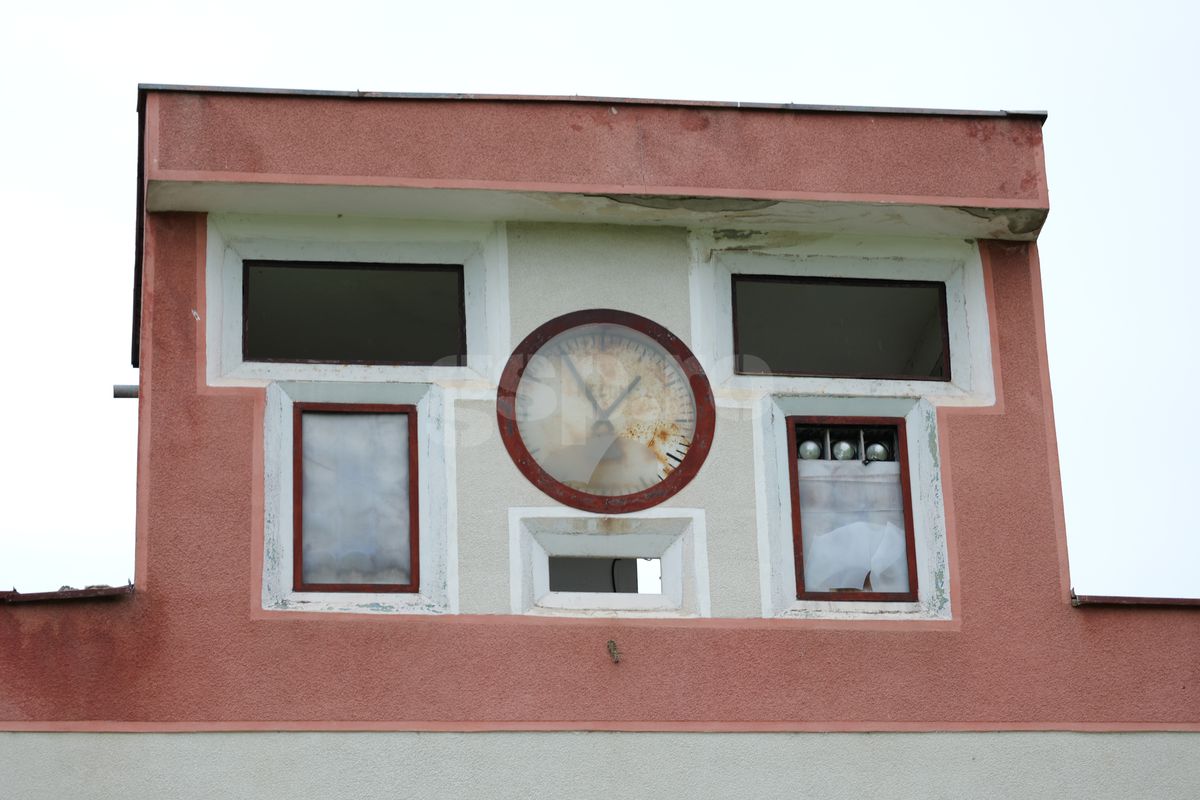 Fotbalul renaște la periferia orașului care dădea echipă în Liga 1 » Vechiul stadion e în paragină, înghițit de natură!