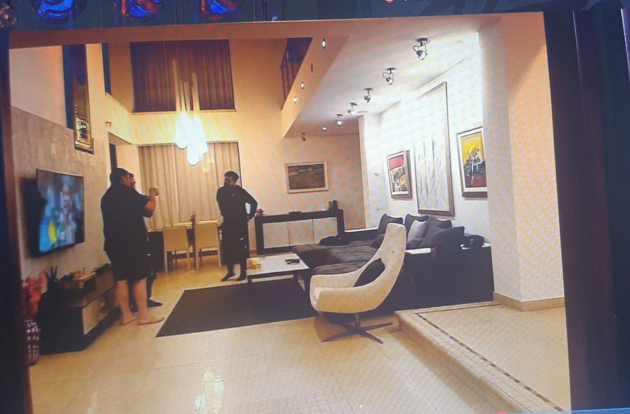 Așa arată livingul vilei în care s-a produs și show-ul lui Ivan Imagini ULUITOARE: Andrei Ivan a apărut mascat cu perucă, ochelari și șapcă pe un site de casino rival, în timp ce Craiova avea meci în play-off! „Te transferi la FCSB?”