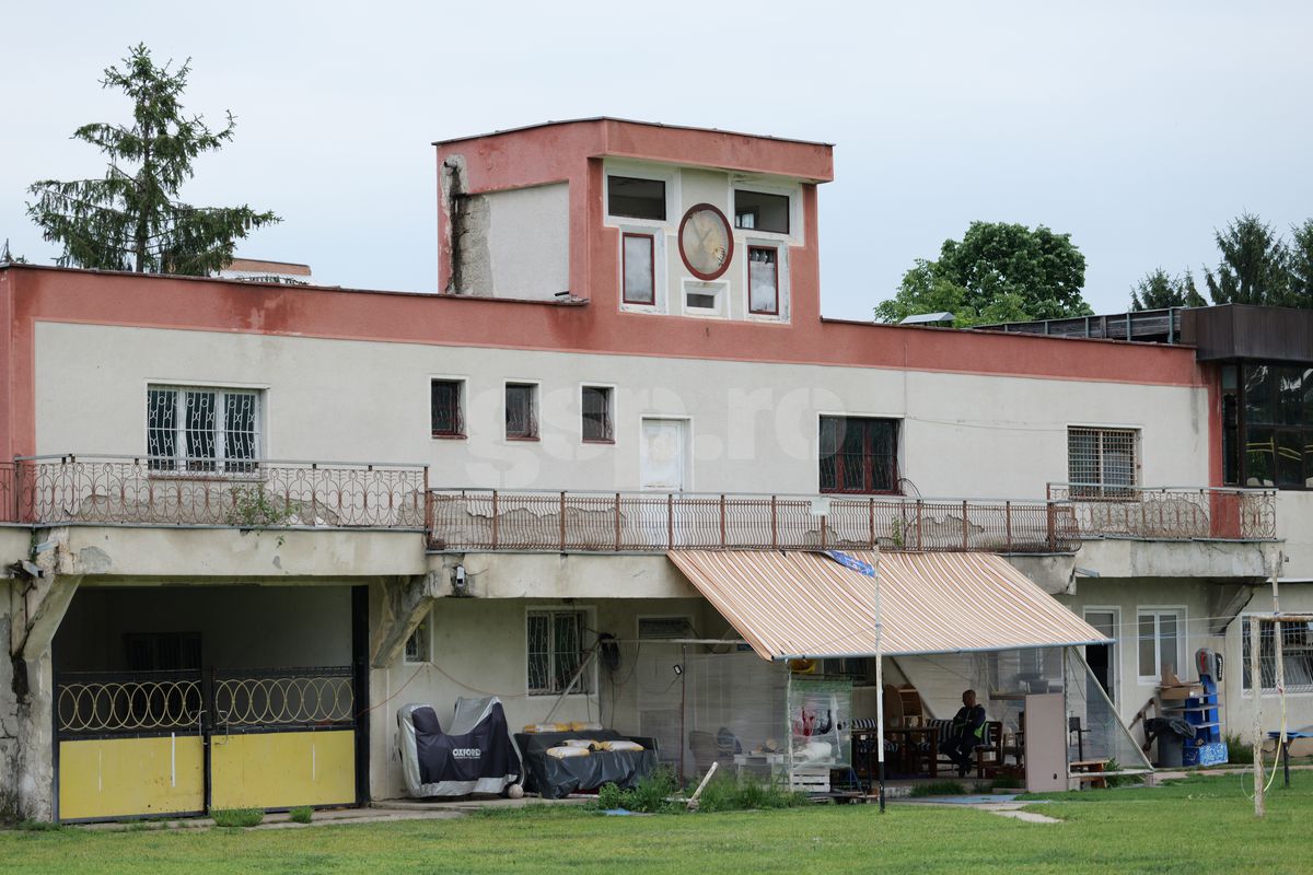Fotbalul renaște la periferia orașului care dădea echipă în Liga 1 » Vechiul stadion e în paragină, înghițit de natură!