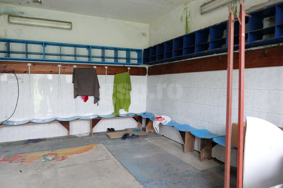 Fotbalul renaște la periferia orașului care dădea echipă în Liga 1 » Vechiul stadion e în paragină, înghițit de natură!