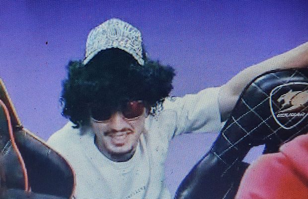 Imagini ULUITOARE: Andrei Ivan a apărut mascat cu perucă, ochelari și șapcă pe un site de casino rival, în timp ce Craiova avea meci în play-off! „Te transferi la FCSB?”